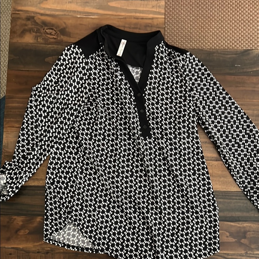 Black and White V-Neck Long Sleeve Blouse